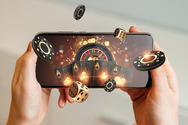 Pengguna memasukkan data login di perangkat mobile dengan nyaman